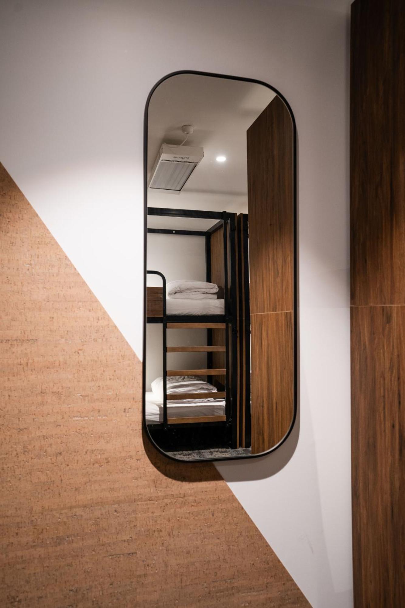 Haka House Wellington Hostel Kültér fotó A capsule hotel in Tokyo