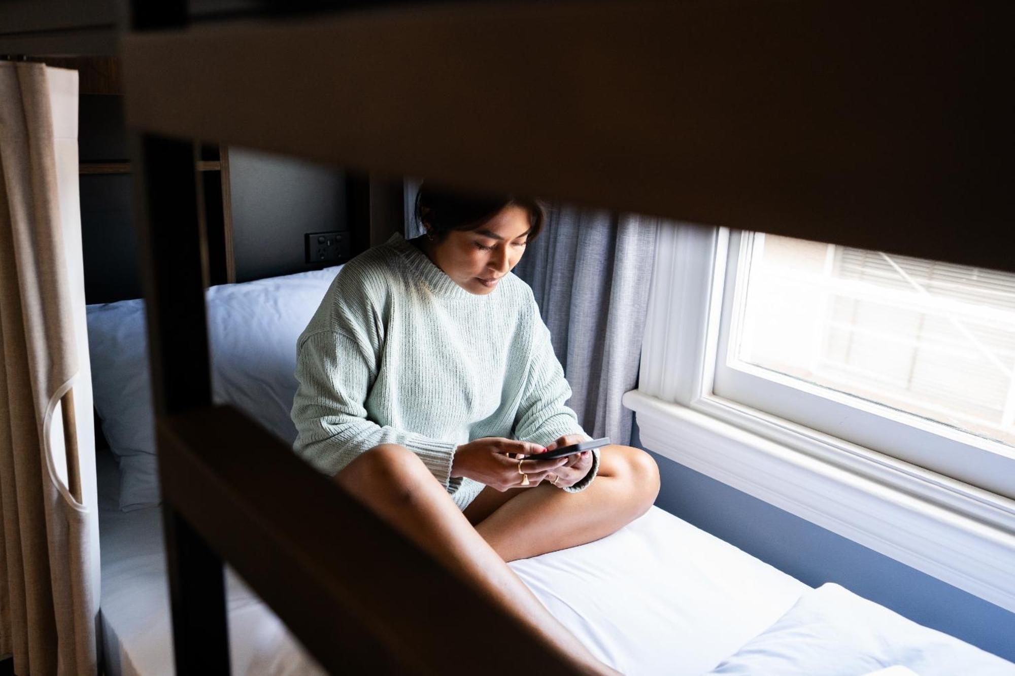 Haka House Wellington Hostel Kültér fotó A woman sitting on a bunk bed