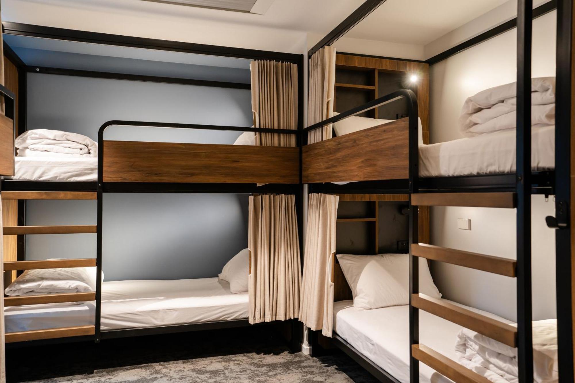 Haka House Wellington Hostel Szoba fotó A capsule hotel in Tokyo