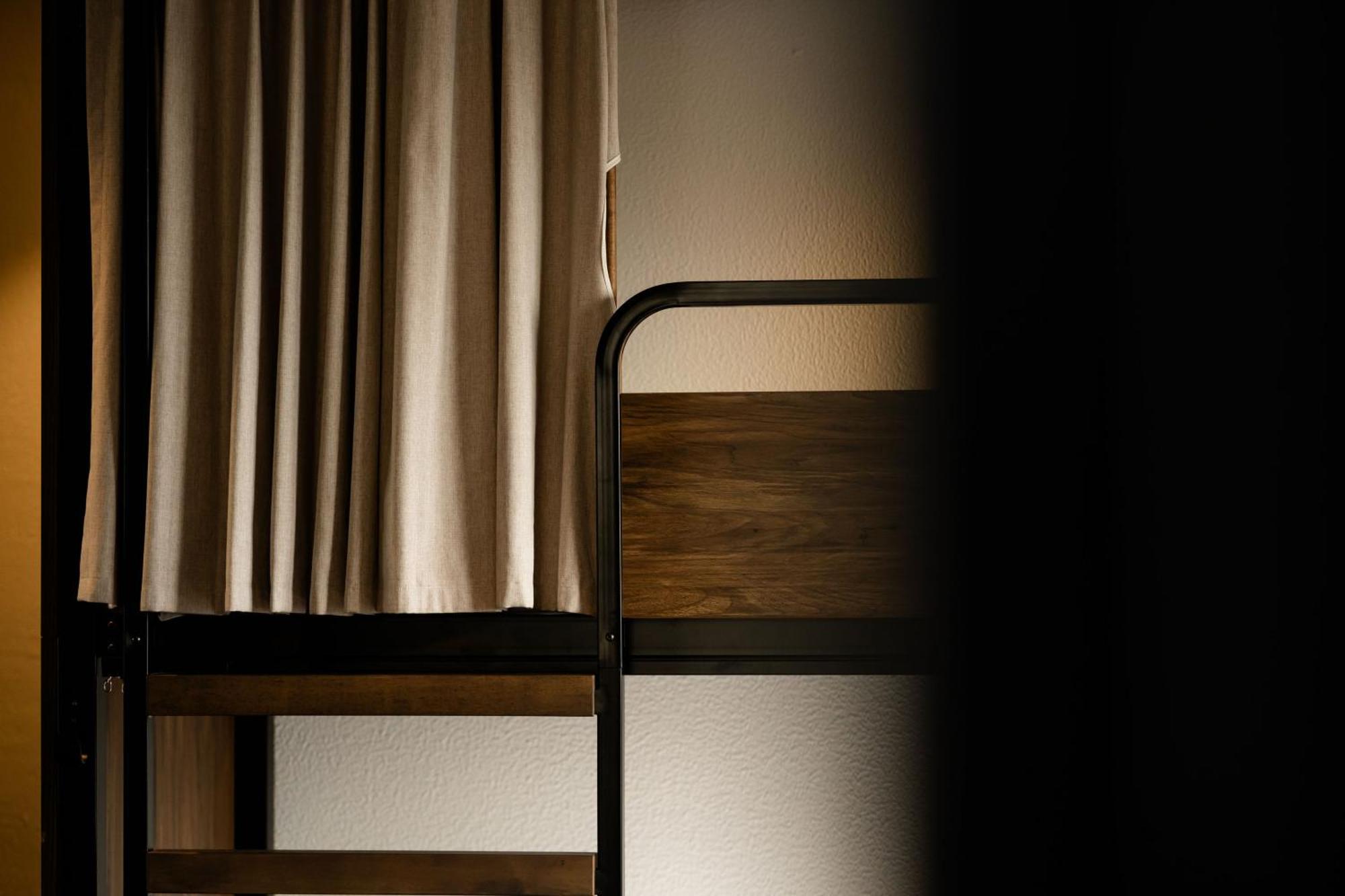 Haka House Wellington Hostel Kültér fotó A curtain in a capsule hotel