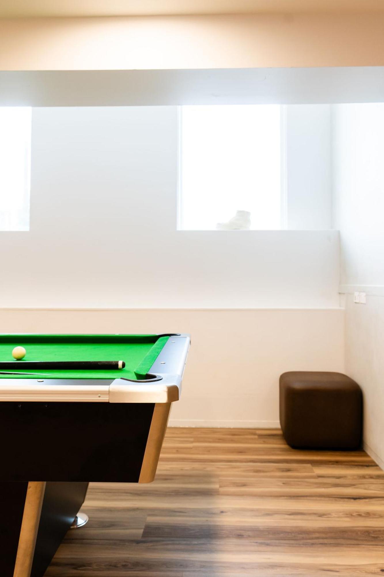 Haka House Wellington Hostel Kültér fotó A pool table in a student house